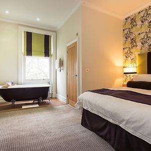 Großes Zimmer mit Kingsize-Bett